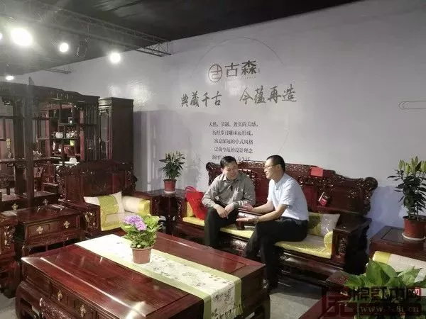 U8国际红木位于东阳红博会的展位内景