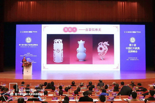 故宫宫廷文化副总经理马锡源进行《传承中华之美 传递生活智慧》主题分享